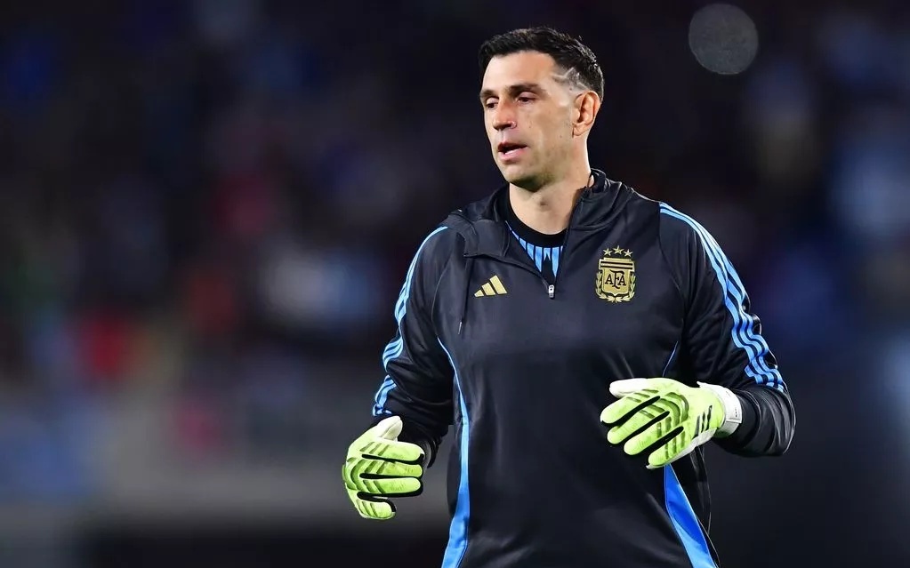 阿莱格里利用圣诞节给AC米兰全队放假一天（圣诞节阿莱格里为AC米兰全队安排一天假期）