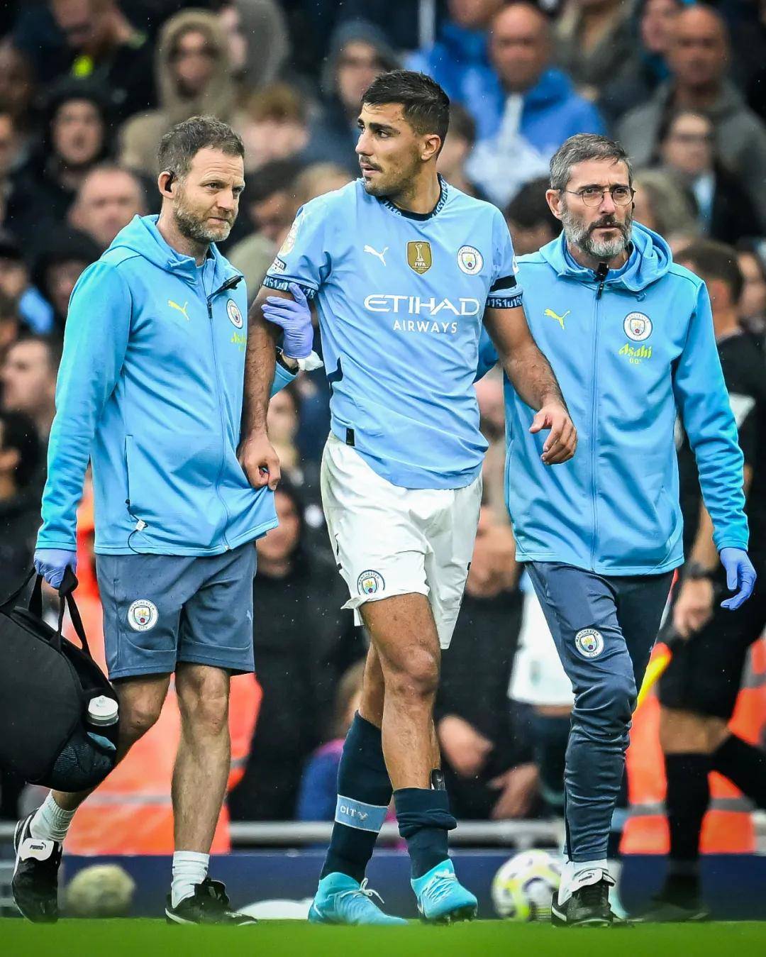 足球+音乐会，河南主帅拉莫斯当乐团指挥&阿奇姆彭等球员参加（当足球邂逅音乐：河南主帅拉莫斯执棒，阿奇姆彭等球员同台亮相）