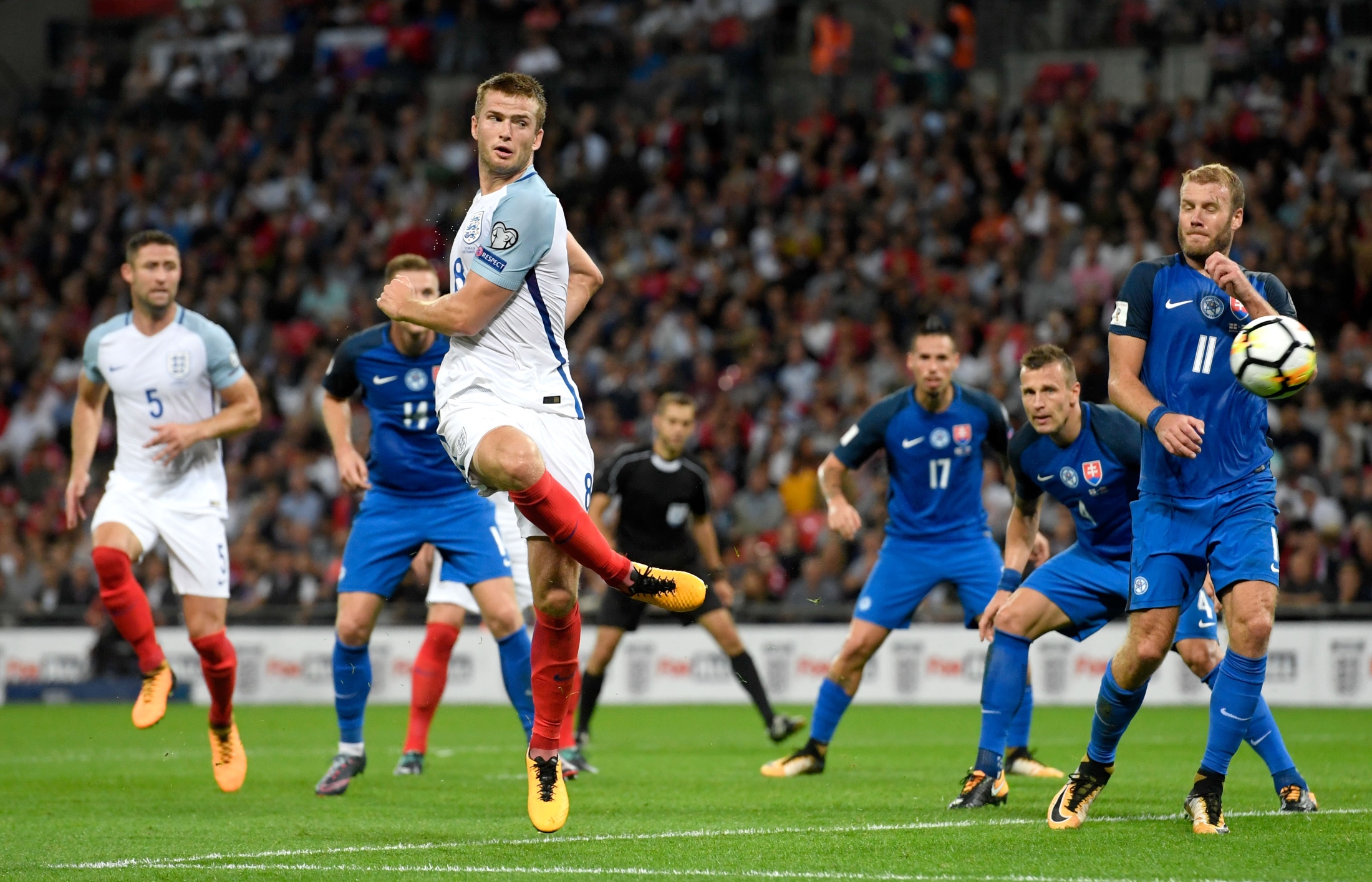 劳塔罗国米生涯欧冠62次出场并列队史第二，仅次于萨内蒂（劳塔罗欧冠为国米出场62次，追平队史第二，仅逊萨内蒂）