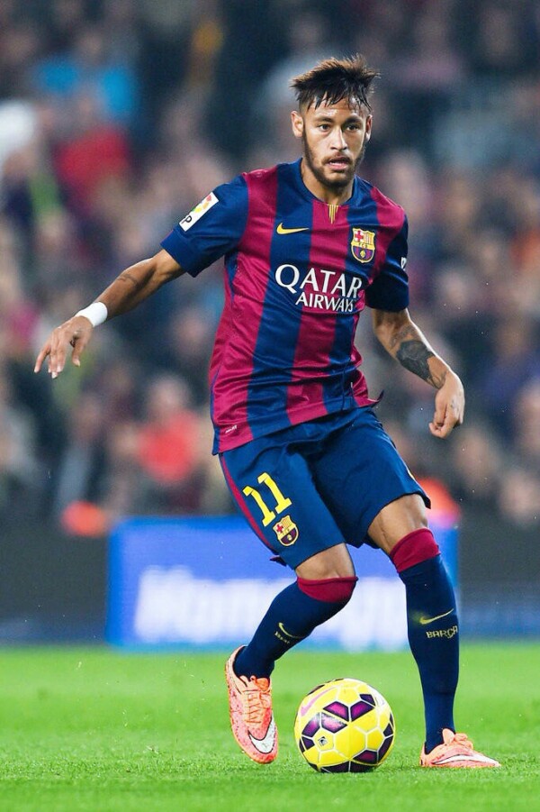 中超赛场争议判罚：VAR引发讨论,