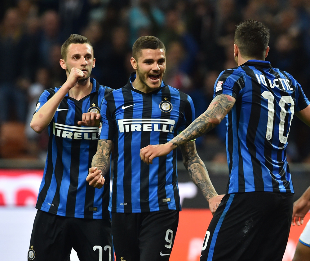 痛！女裁判扔球给希罗，不小心砸到了希罗的关键部位