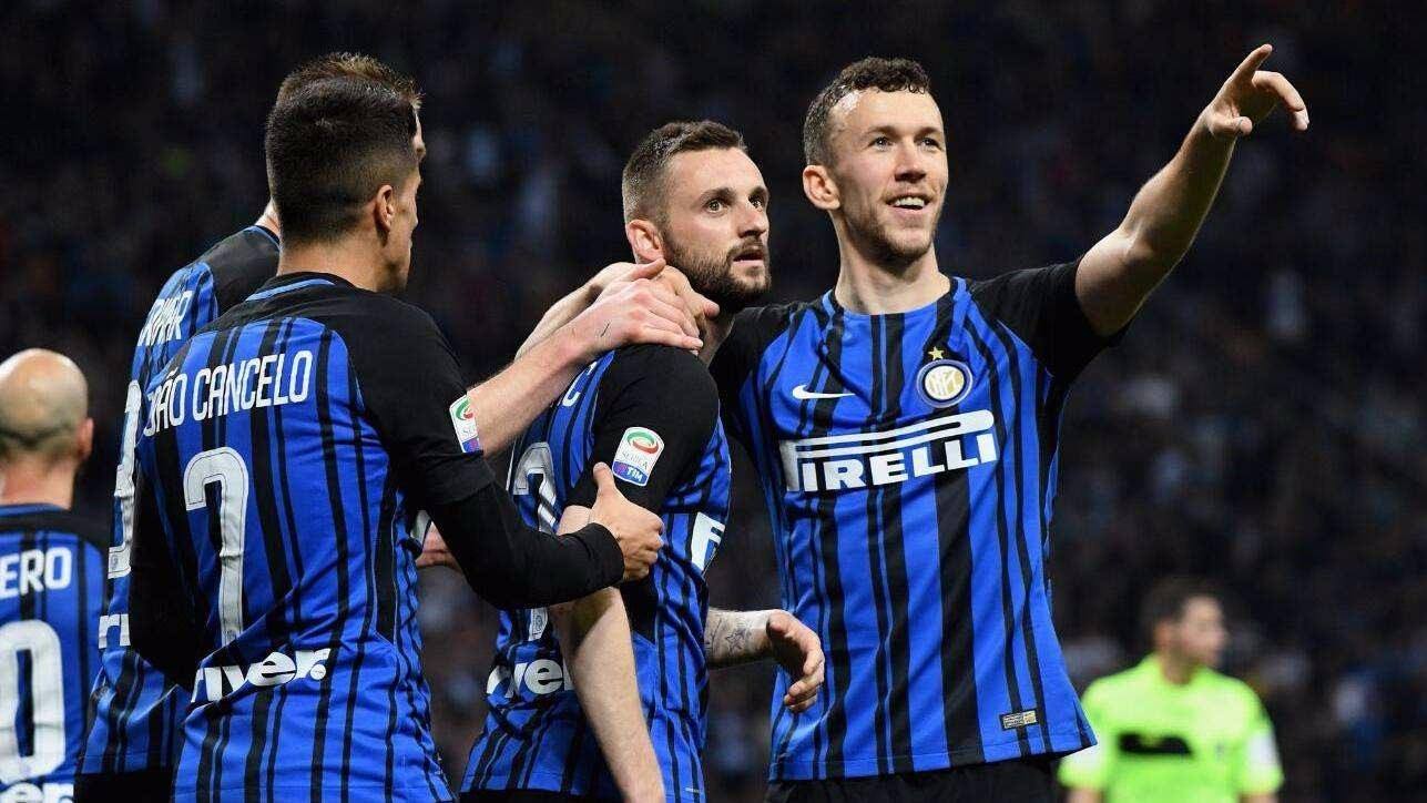 套娃，久保建英坐在涩谷的大久保建英像下握着一个小久保建英