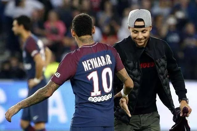 国米尤文争夺曼城后卫阿克！蓝月亮冬窗标价3500万欧（阿克冬窗标价3500万欧，国米与尤文争抢曼城中卫）